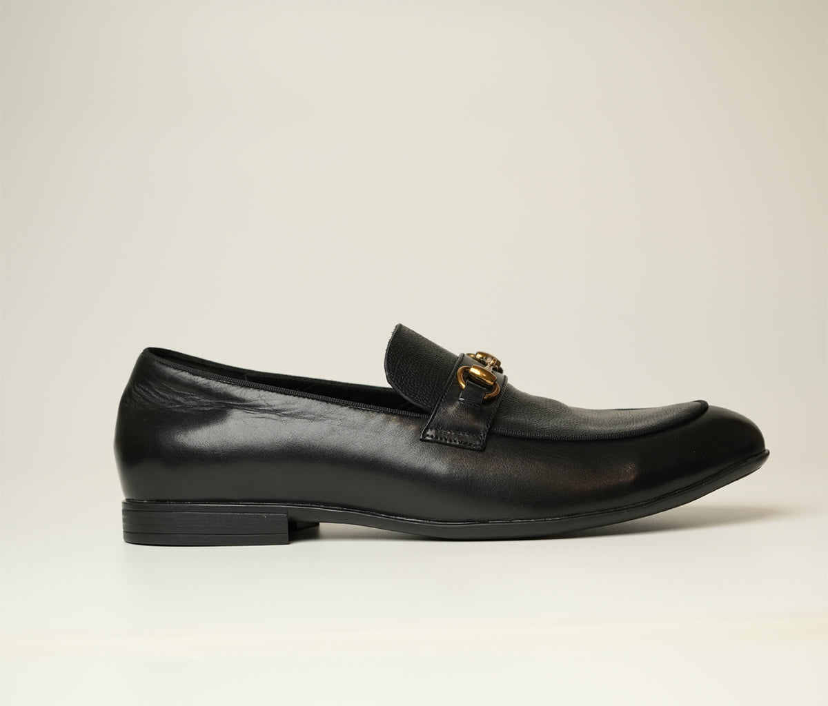 Introducing Colin, a black loafer crafted from full-grain Italian leather, featuring a gold horsebit buckle. Now at The Butler Sri Lanka.