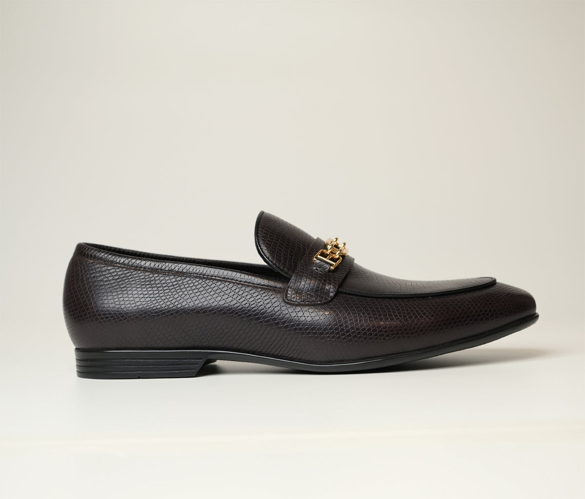 Introducing Evander, a coffee brown loafer made from full-grain Italian leather, accented with a gold buckle. Now at The Butler Sri Lanka.