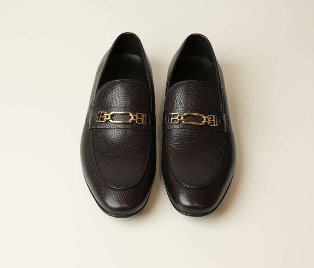 Introducing Evander, a coffee brown loafer made from full-grain Italian leather, accented with a gold buckle. Now at The Butler Sri Lanka.