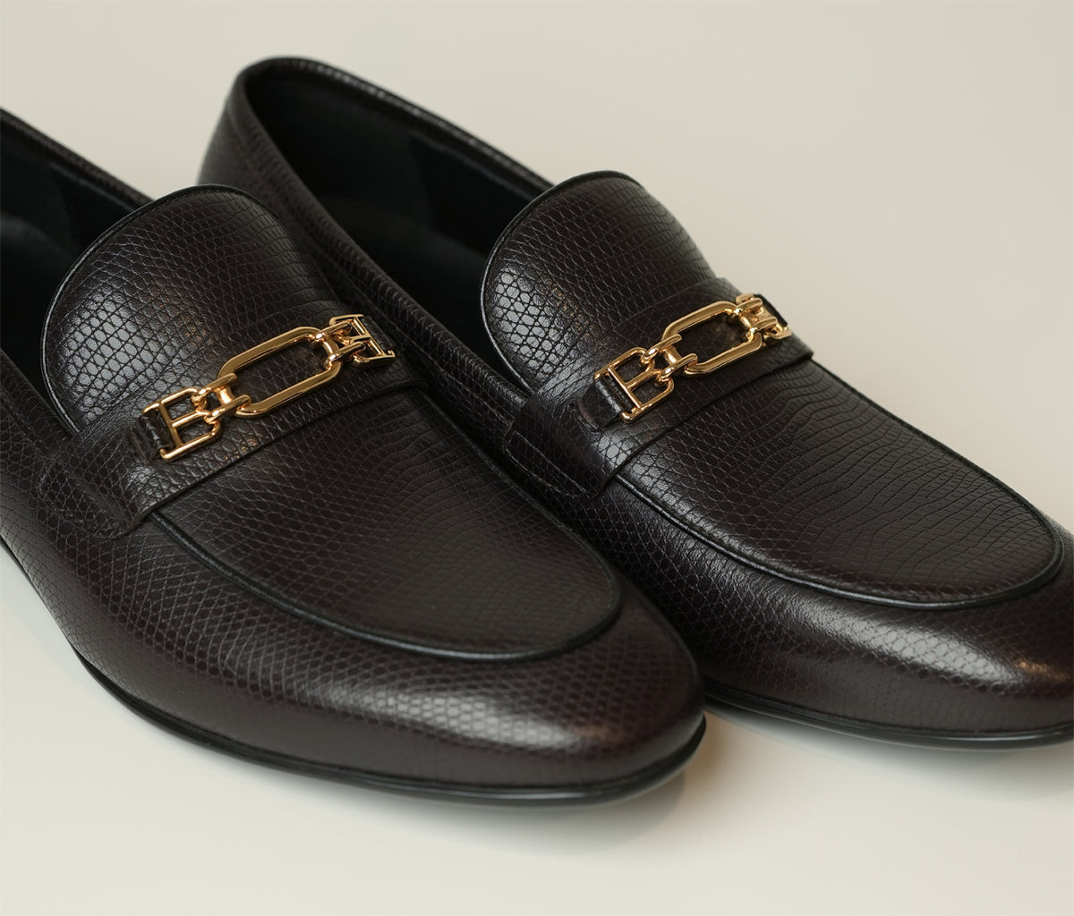 Introducing Evander, a coffee brown loafer made from full-grain Italian leather, accented with a gold buckle. Now at The Butler Sri Lanka.